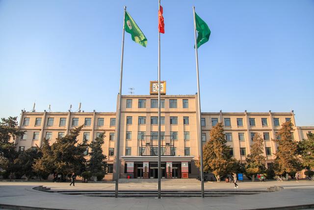 内蒙古的“土豪”大学，是一所省部共建高校，校园风景四季美如画