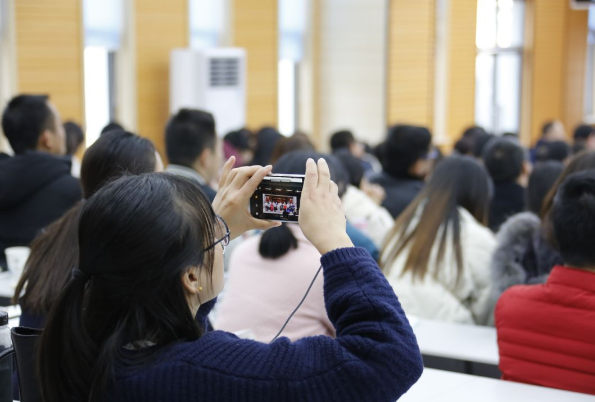 高校表白墙有多“野”？集结全校“爱恨情仇”，也承包着无数笑点