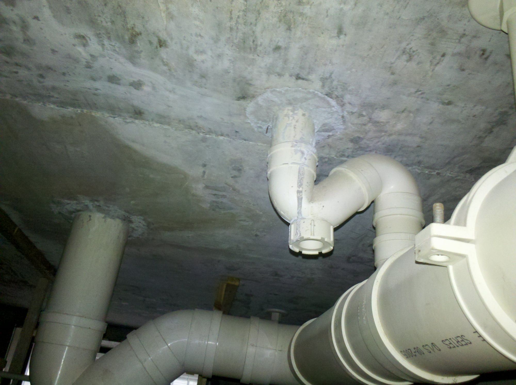 卫生间漏水,卫生间漏水不砸砖怎么处理及维修方法