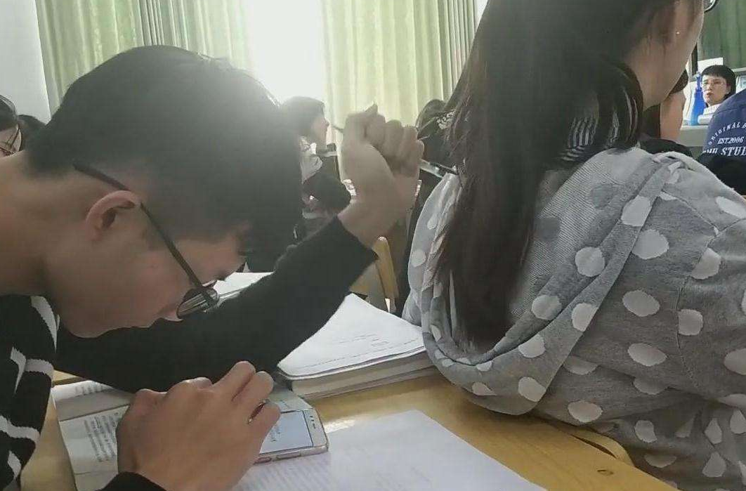 中学生“花样”藏手机，这些地方很靠谱，基本发现不了