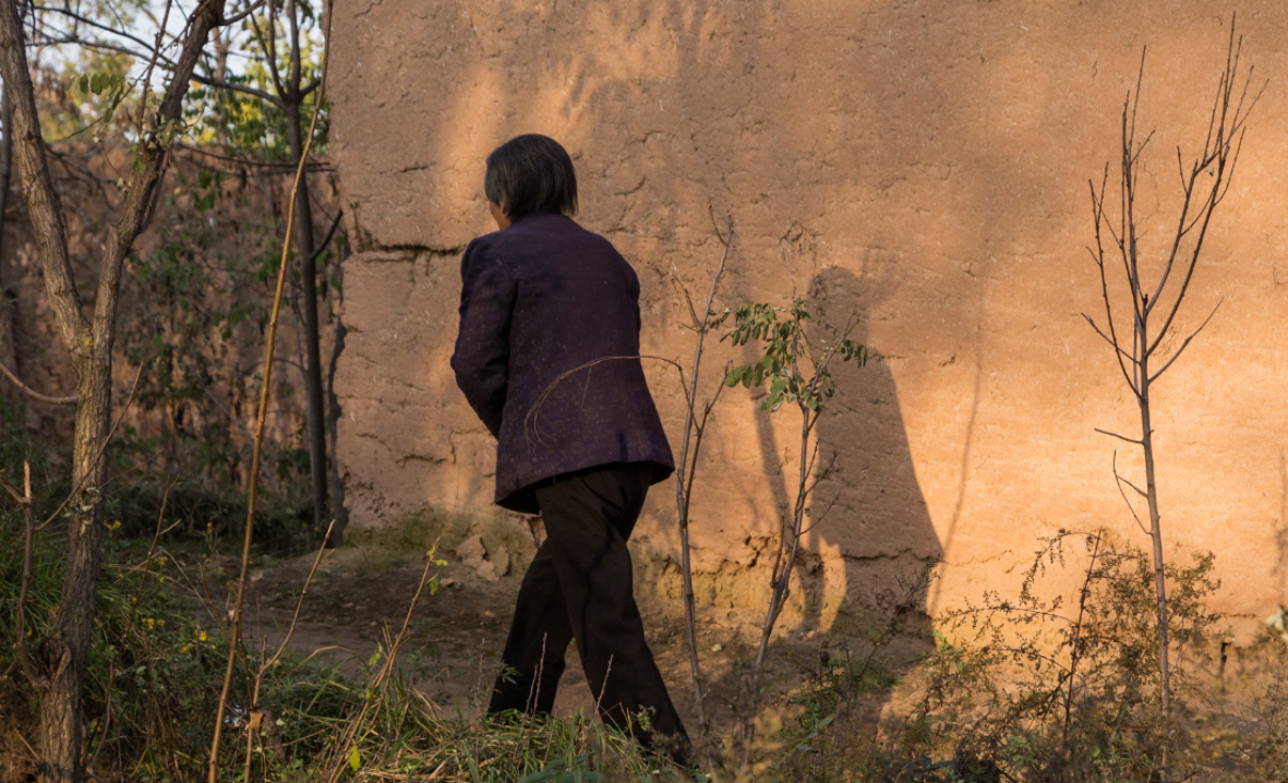 农村老人总是仇视照顾自己的子女，“孝不如顺，远香近臭”