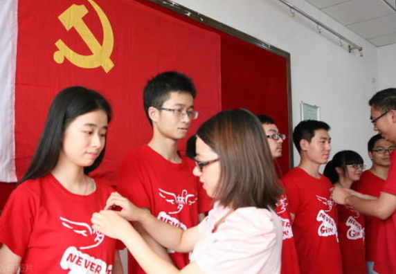 大学入党的优势很多，却很少知道弊端是什么？学生想好再做决定