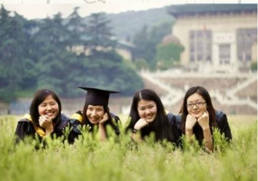 大学生“创意毕业照”火了，男生“性感”起来，真没女生啥事了