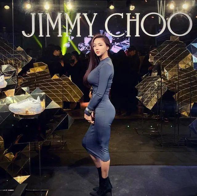 健身女神金太珠,挺翘臀部曲线身材,证明微胖的女孩也可以很性感