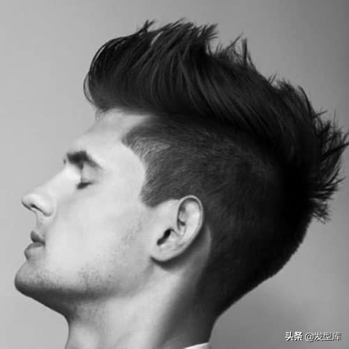 虽然莫霍克允许几乎没有毛发的两侧,造老鹰队有短期或中等长度的头发