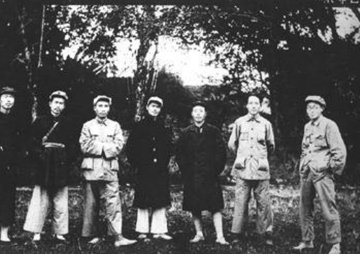 建国初期，毛主席得知竟有官员建二层别墅，怒吼道：拉出去枪毙了