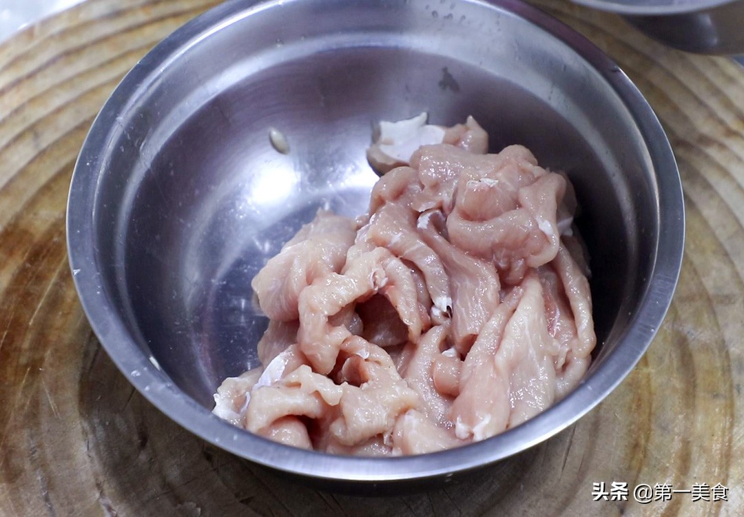 四川人都喜欢吃的酸辣滑肉，肉片这样腌制，口感嫩滑，酸辣爽口