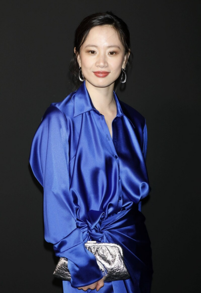 深度足够的“克莱因蓝”点火，浪漫与时尚合并，吸眼又富有魅力