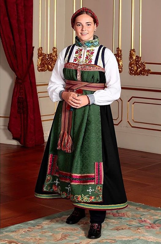 挪威王室最新全家福！15岁公主穿传统服饰超水灵，她可是未来女王