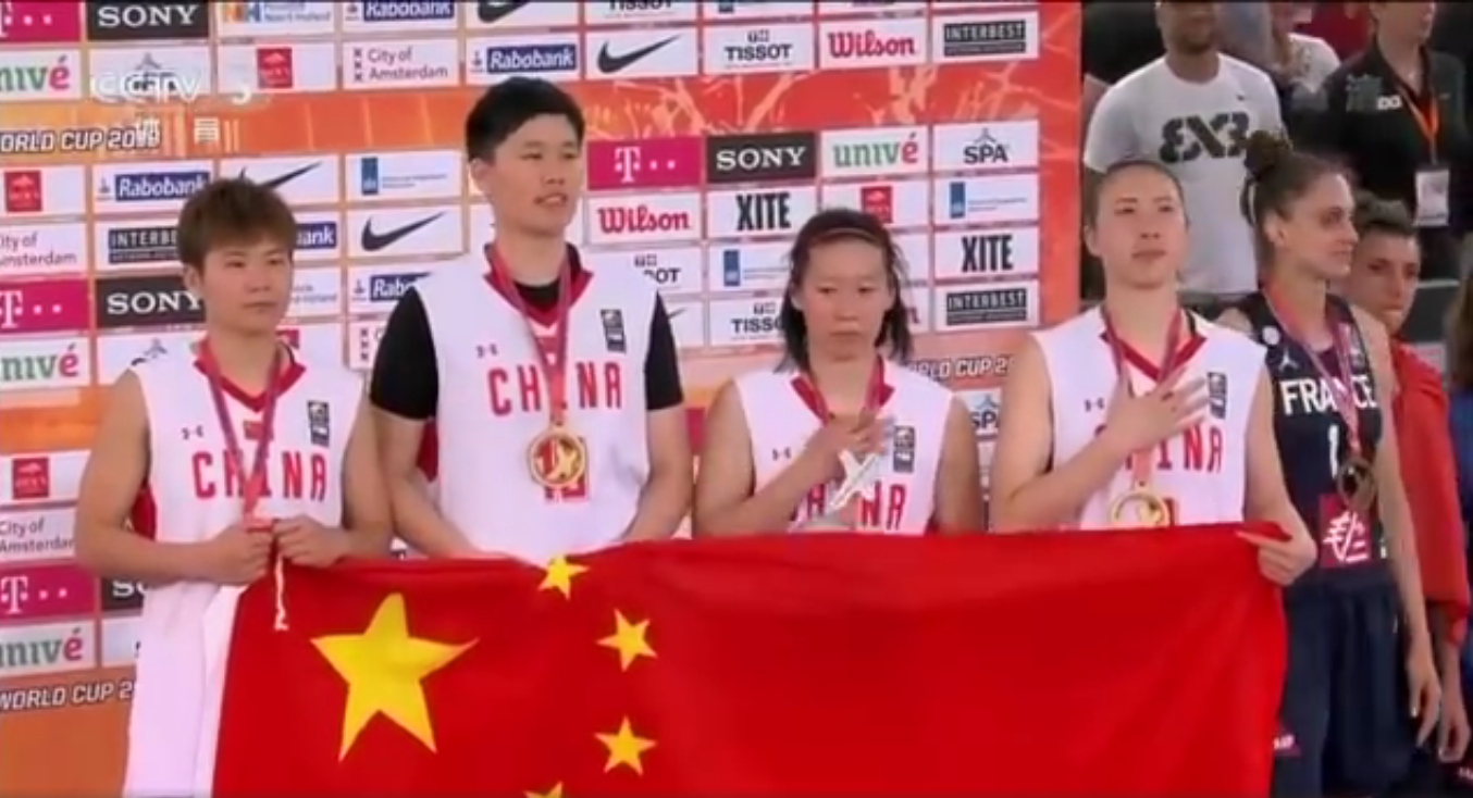 女子3v3篮球世界杯排名(中国篮球神话！3X3女篮7连胜夺世界冠军 195锋霸高举五星红旗庆祝)