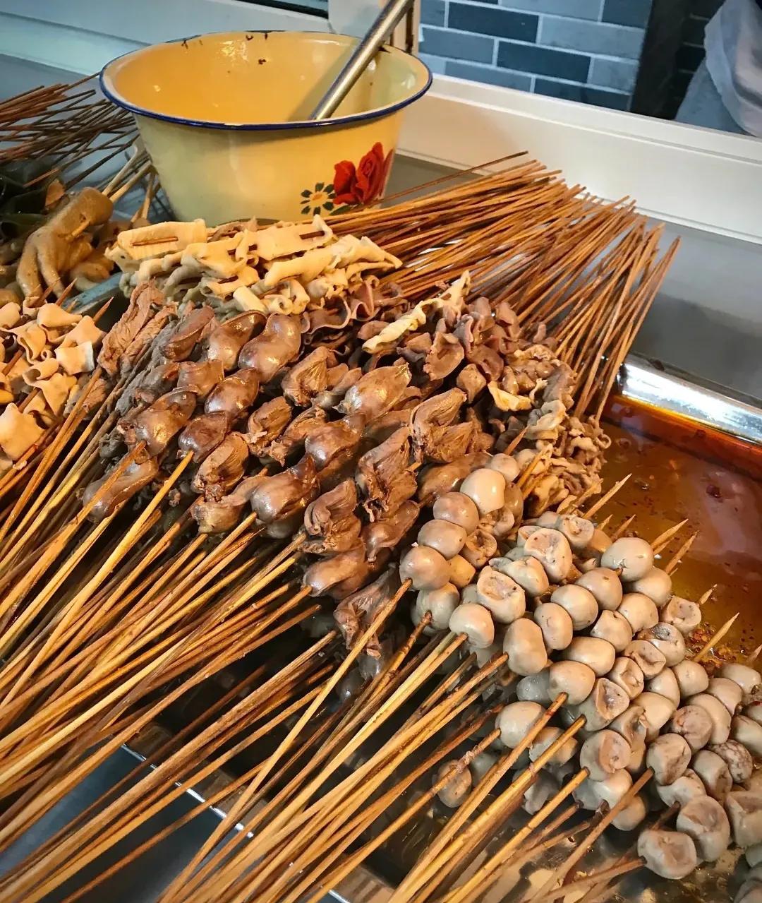 顾客站着吃,成都老牌的油卤串串香,一元一串,每天卖出几百串?