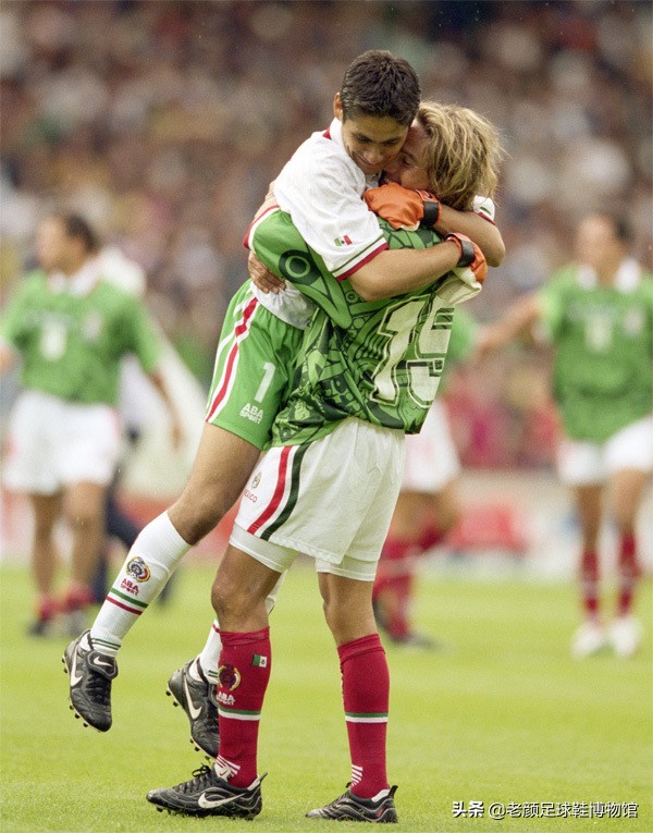 坎波斯为了踢球可谓是乐此不疲,在1996-1998三年内,他借着美国大联盟