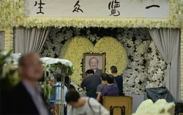 3年前金庸逝世，书迷自发赶到医院，次子捧遗像送父亲最后一程