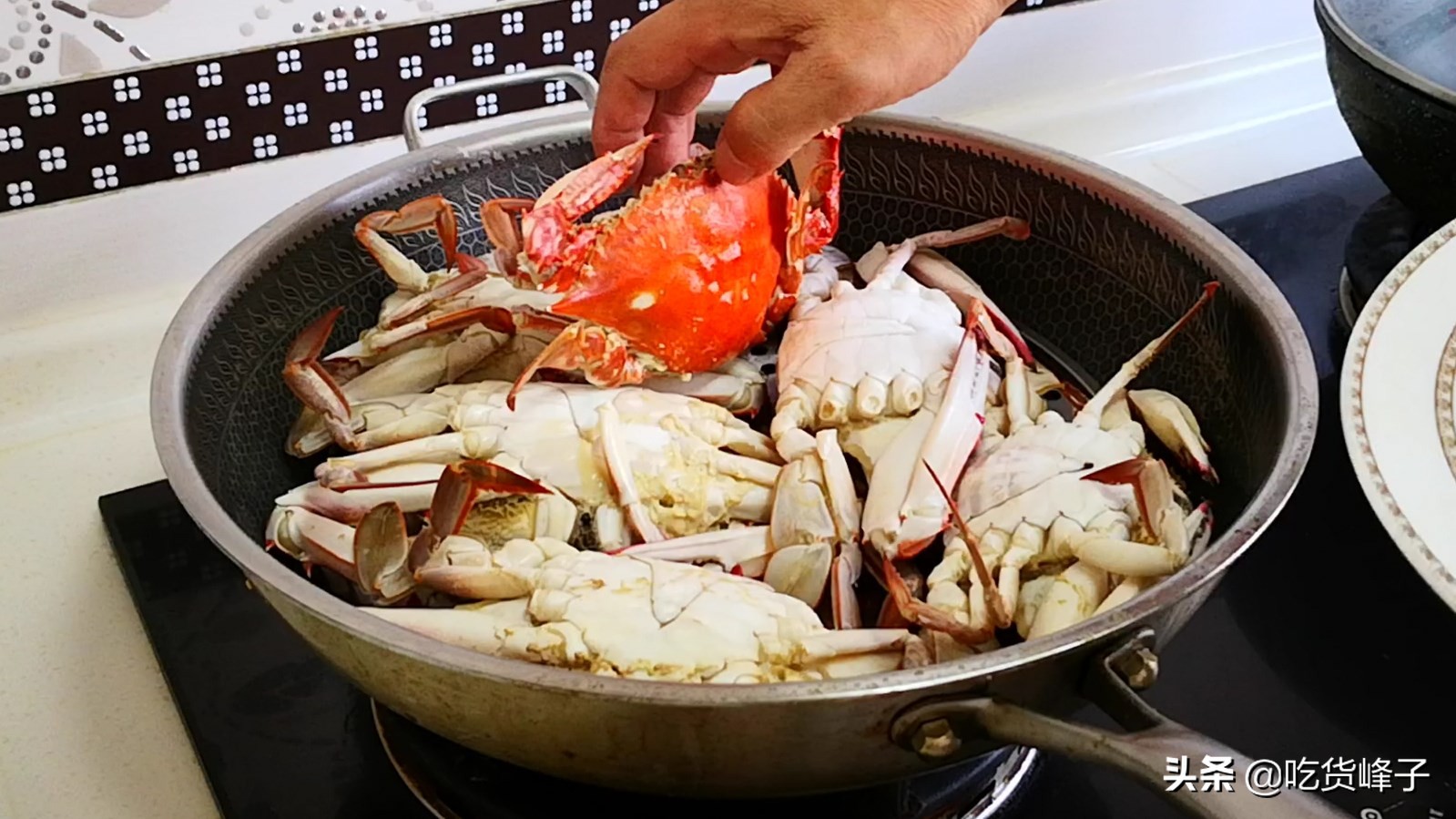 蒸螃蟹时，最忌直接上锅蒸，牢记3点，不流黄不掉腿，蟹肉鲜又嫩
