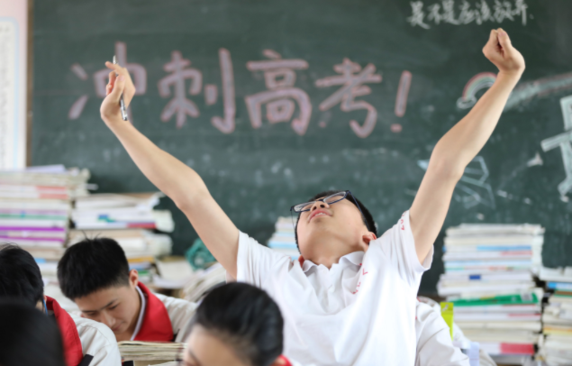 高三时家长要不要去陪读？一位母亲的亲身经历表示，选错苦不堪言