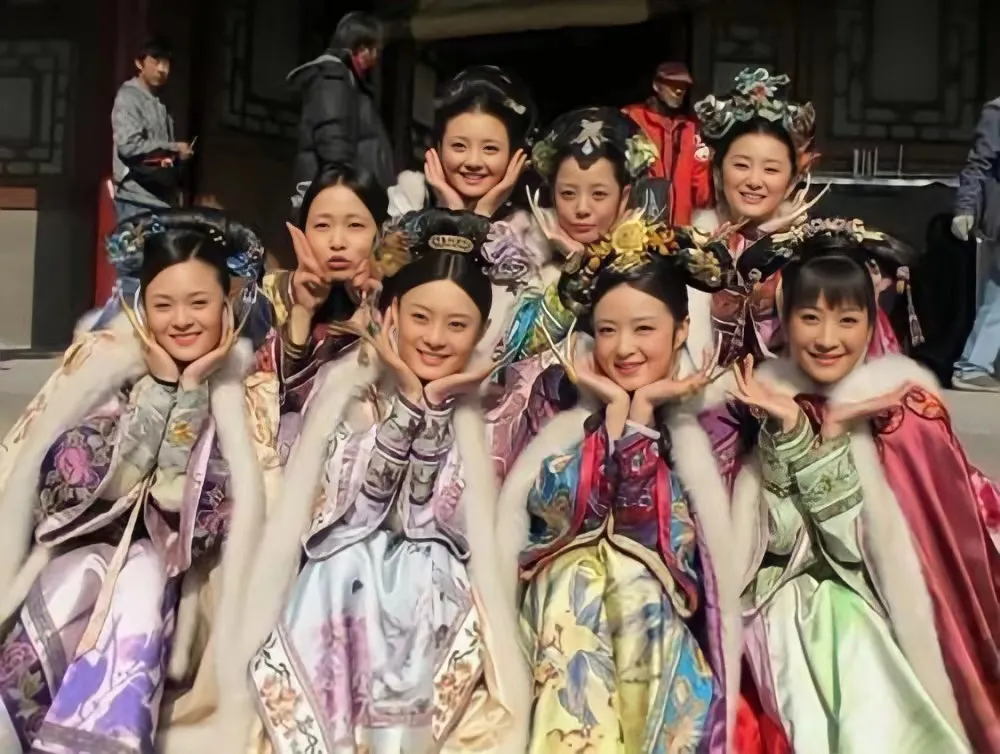甄嬛传剧组合照修复后同时也祝愿剧中每位演员和观众未来越来越好!