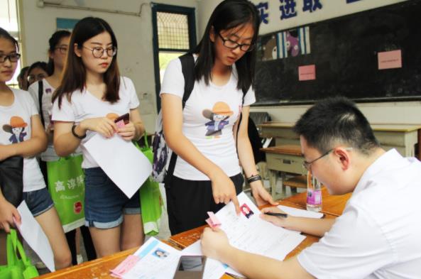 英语四六级考试喜提热搜，翻译题茶里茶气看哭考生，相约再战12月