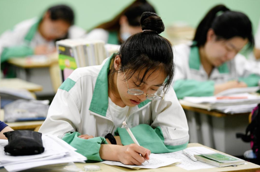 2021年高考成绩出炉，一地区录取线断崖式下滑，考生：喜从天降