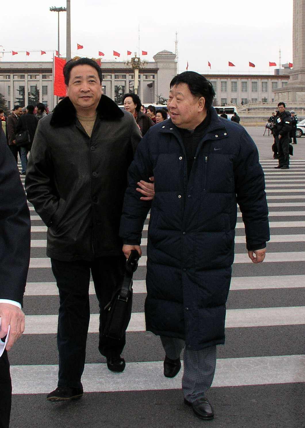 那个时候,师胜杰的父亲师世元被打成"反动艺术权威"含冤自尽,大哥师