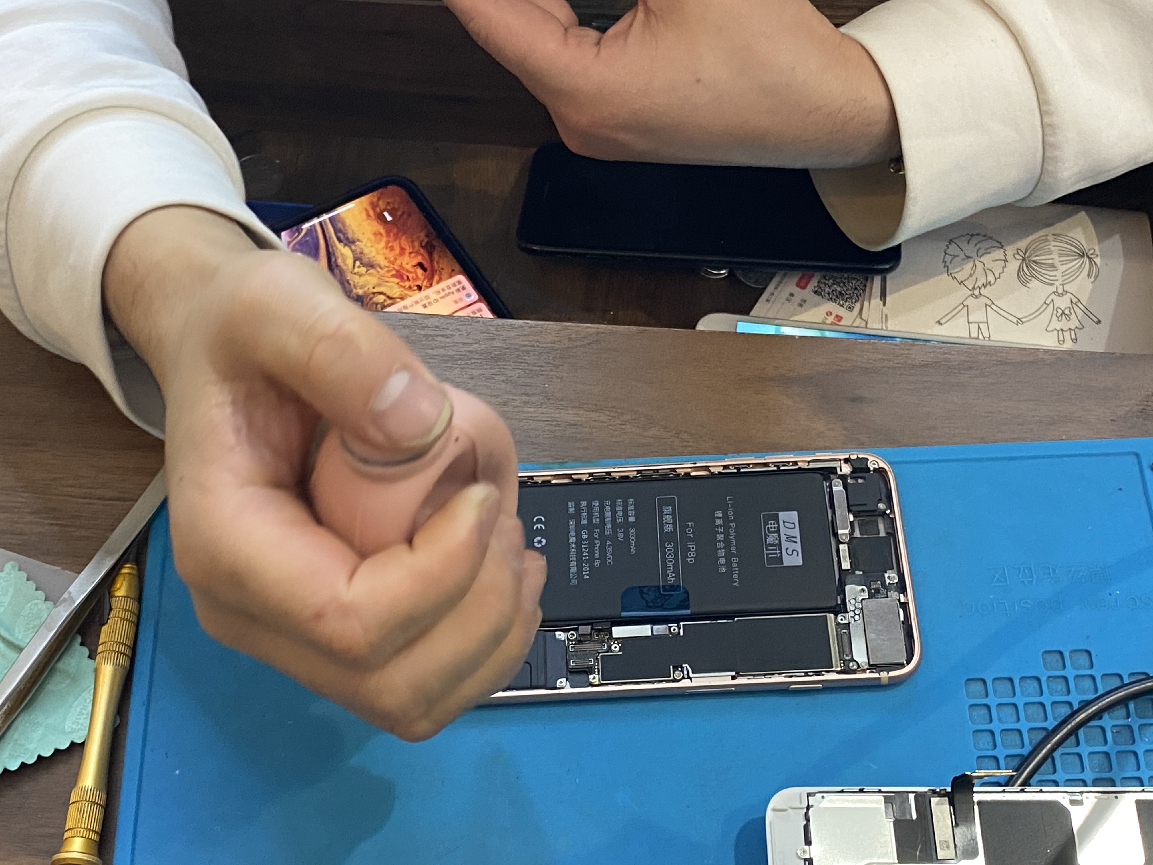 扶起我，iPhone8P还能再战三年，记一次苹果“无痛”换电池之旅