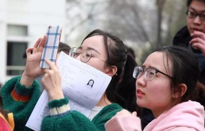 公务员迎新变化，绩效奖金有所下调，各地区福利待遇或有差异