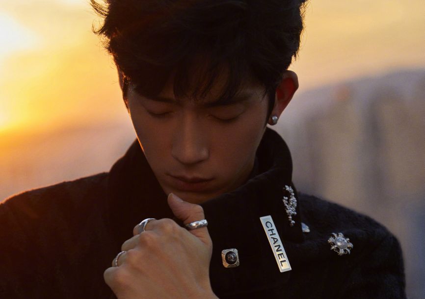 意境夕阳下男生侧脸头像图片
