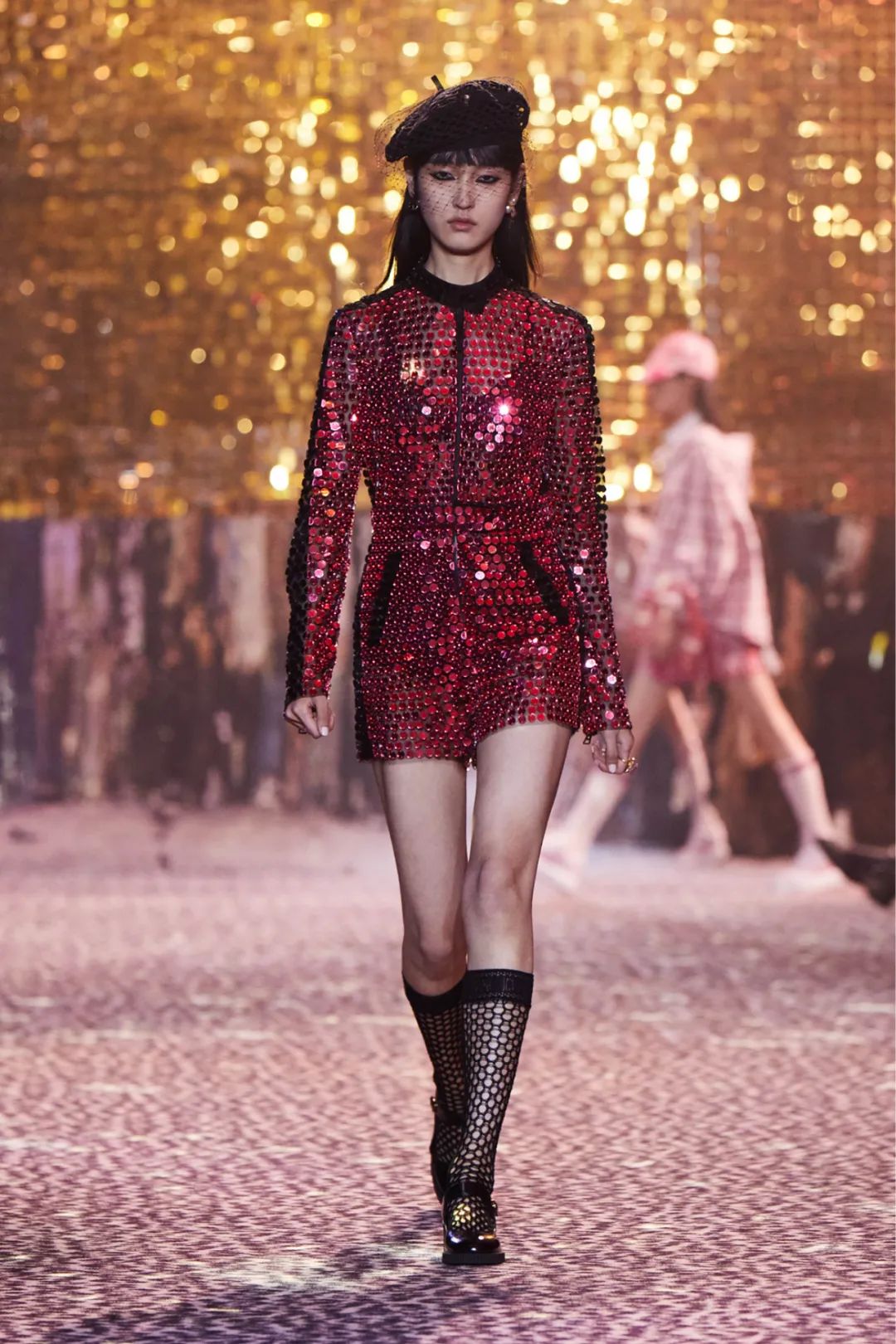 BazaarV现场 | Dior 2021秋季成衣系列发布！从波普艺术到新未来主义，横向诠释流行美学
