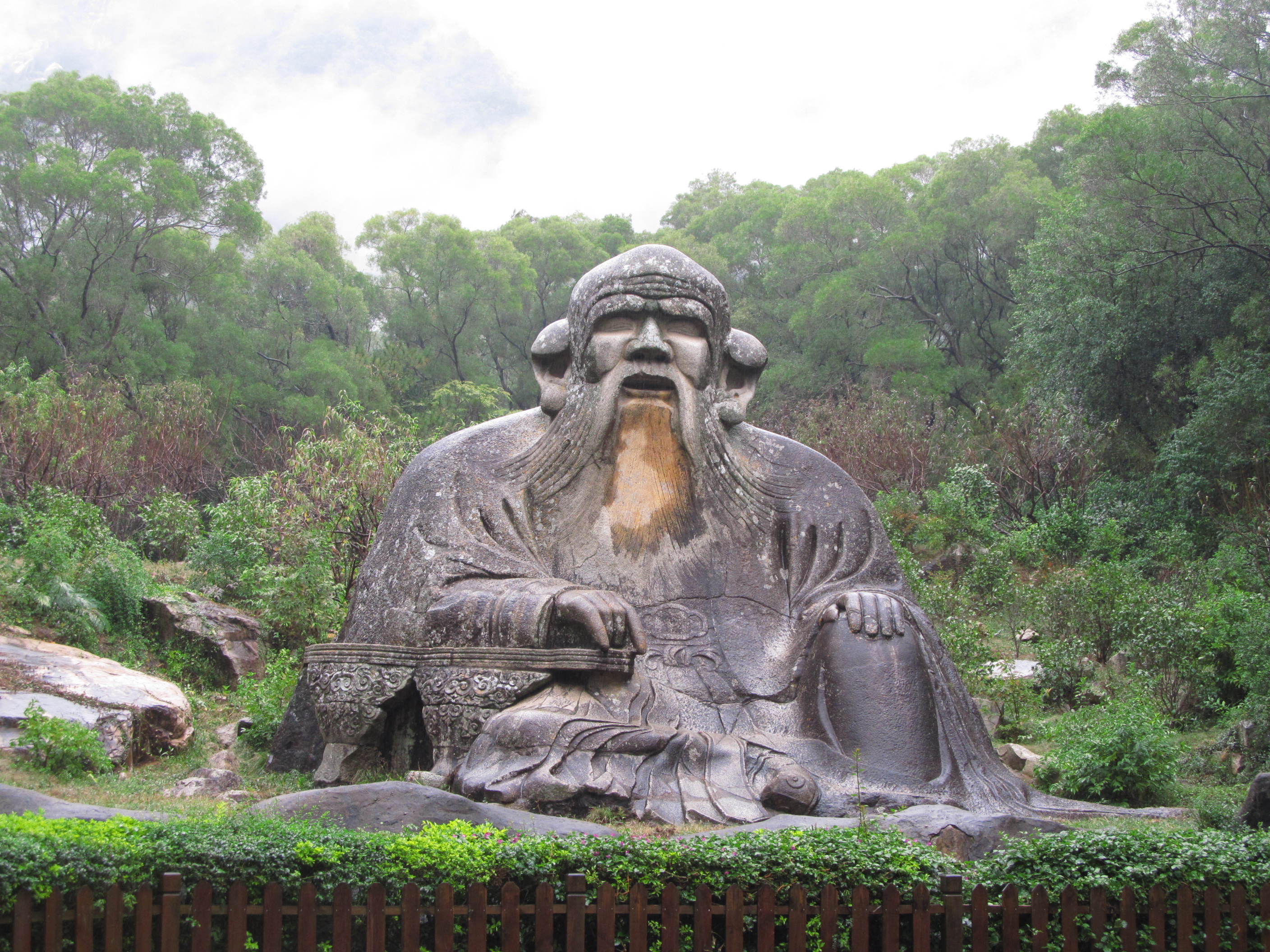 老子雕像结语:老子的无为而治并非无所作为,也并不是肆意妄为.