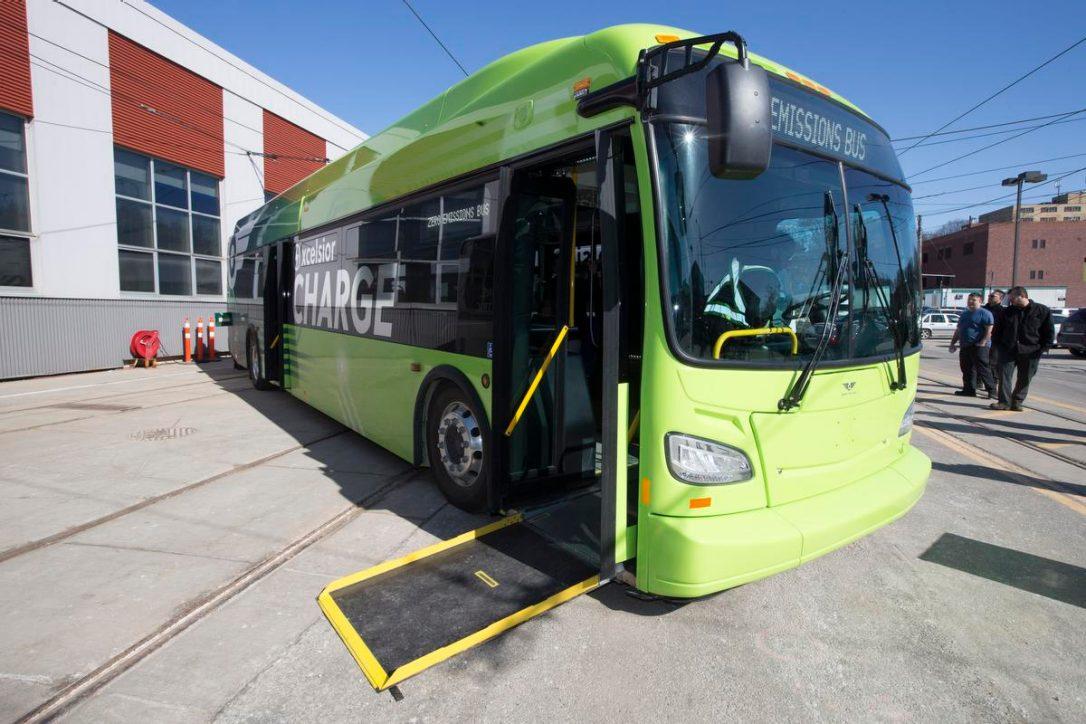 不烧油的汽车,农民发明的空气动力车,有空气就能开