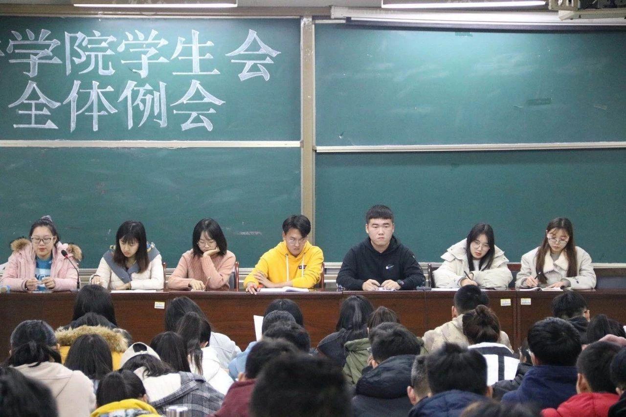 大学“学生会主席”究竟是个什么职位？为何有人成功，有人堕落？