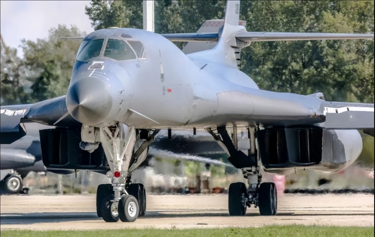 B-1B外挂JASSM怒飞，将成超级空中杀手 但并非毫无弱点