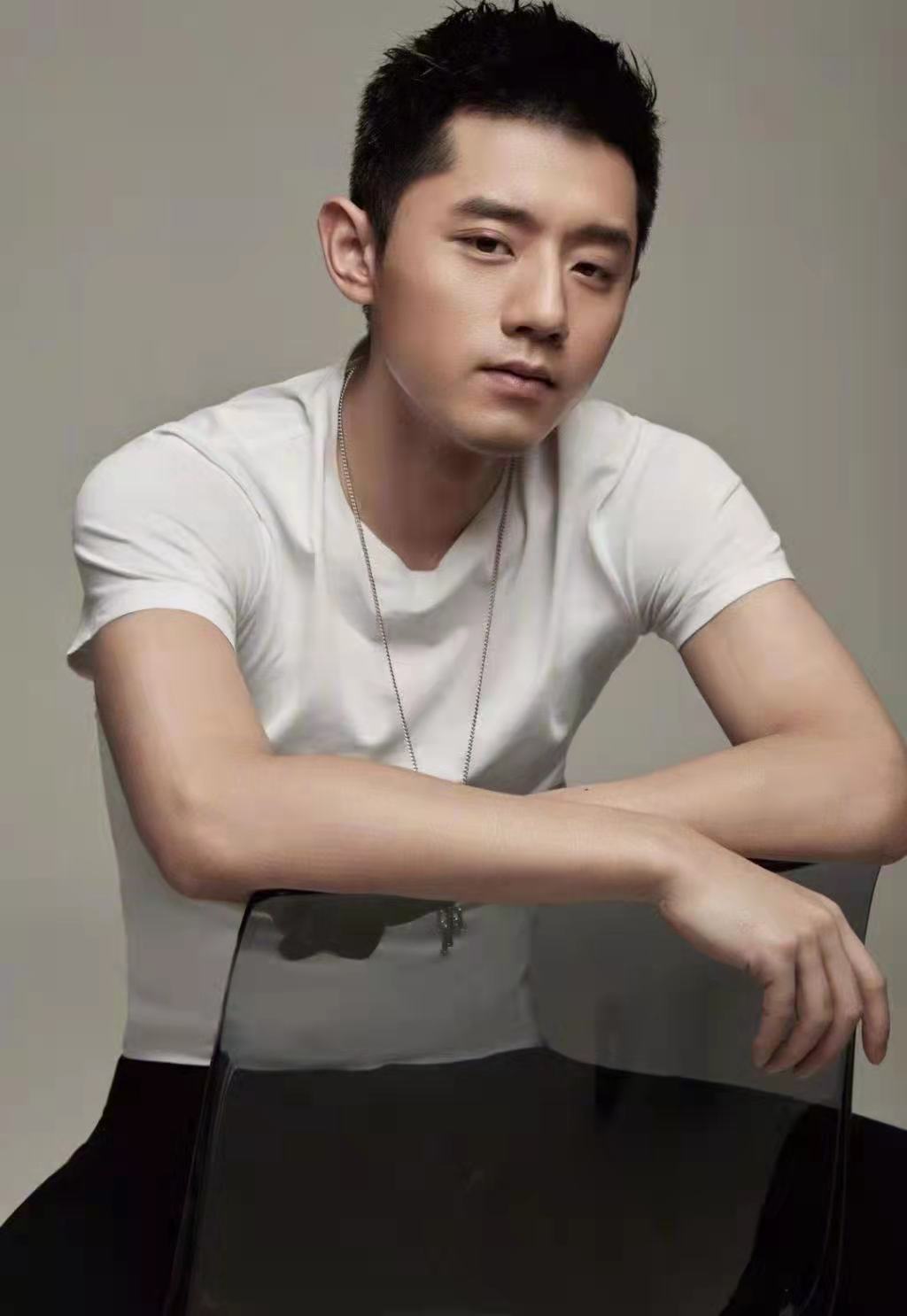 张继科年纪小够不着球台,张传铭就在球台边的地上垫上木板,让张继科站