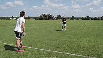 怎样学足球我是新手（五个初学者必会的足球基本技巧）