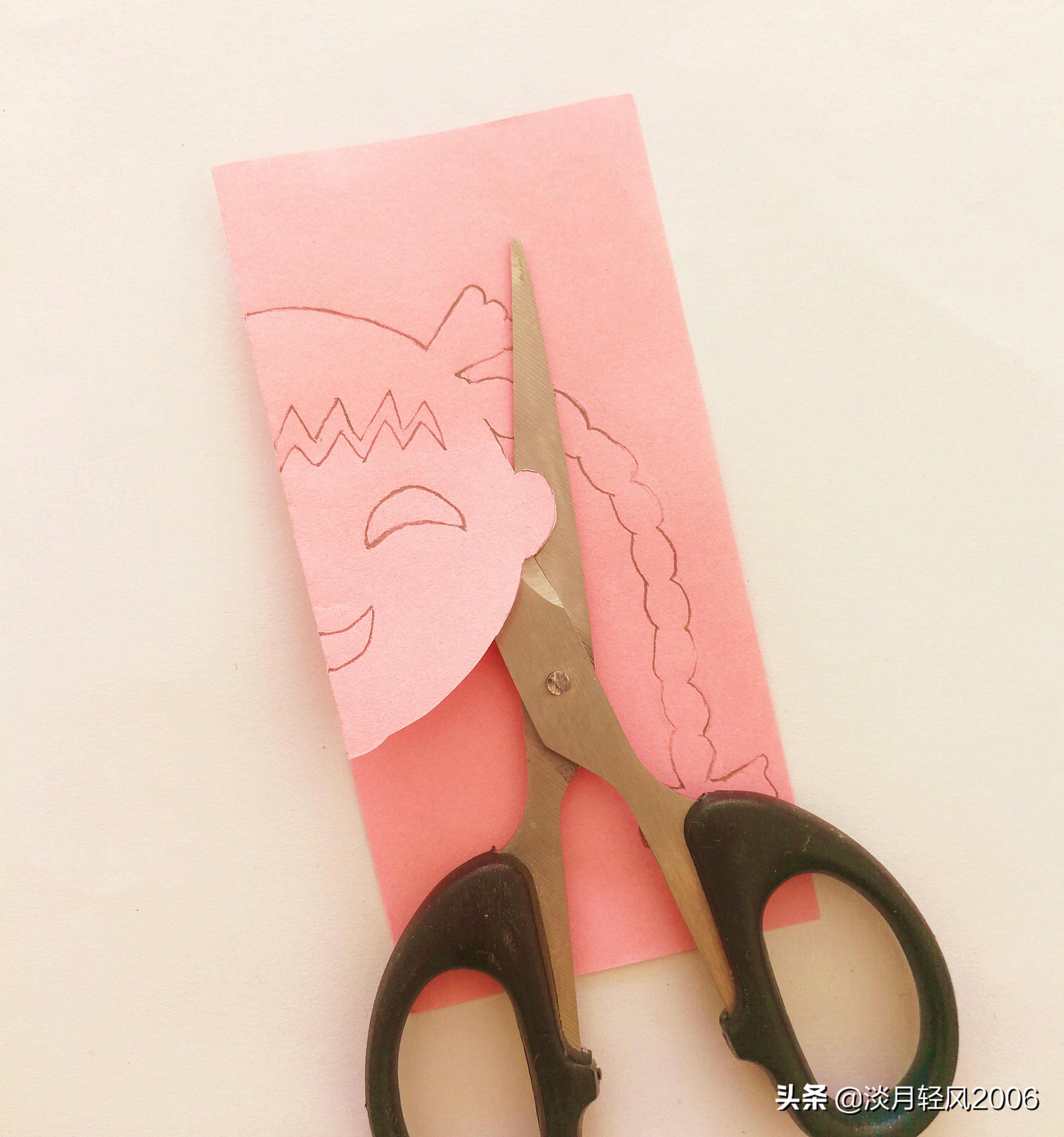 幼儿手工,用卡纸剪小女孩的方法