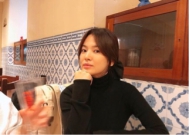 宋慧乔离婚后状态极佳，旅行拍照两不误，街拍显尽身材