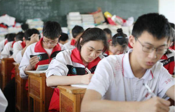 2021年各省高考第一名出炉，学霸复读生惹争议，考上985还复读？