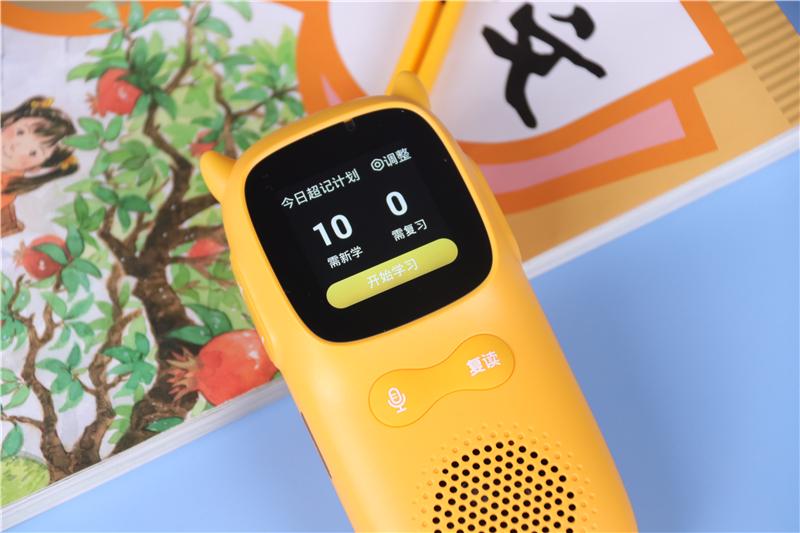 新一代復(fù)讀機(jī)居然小學(xué)學(xué)科全覆蓋，牛聽聽超記牛體驗(yàn)
