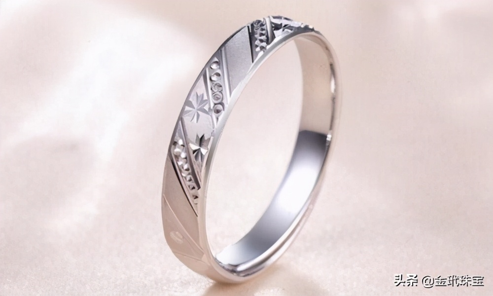 铂金首饰的纯度通常都达90%-95%,且拥有天然纯白的色泽.