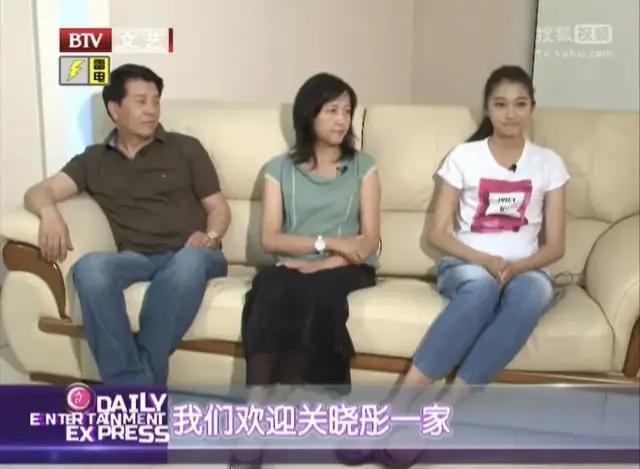 照片里没有身影,也正常吧~但是如果关晓彤的父亲在采访中说关晓彤是
