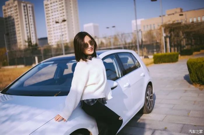 萌化少女心！驾高尔夫享受冬日暖阳