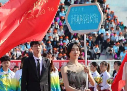 青岛大学运动会火了，举牌女生个个赛仙女，网友：行走的招生简章