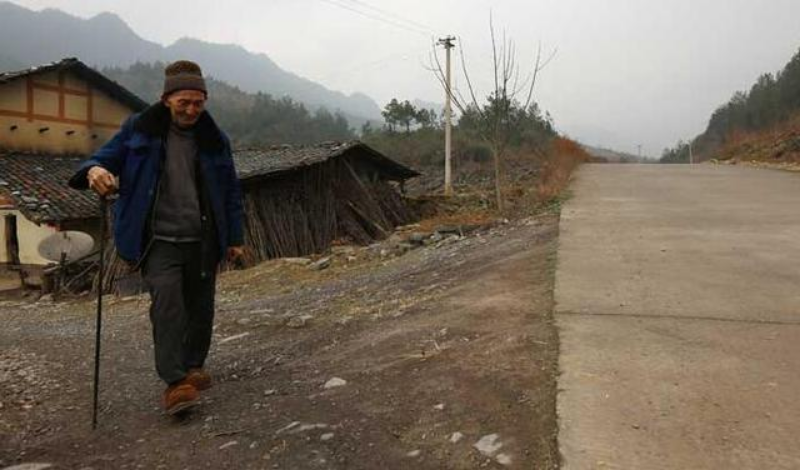 农村老人总是仇视照顾自己的子女，“孝不如顺，远香近臭”