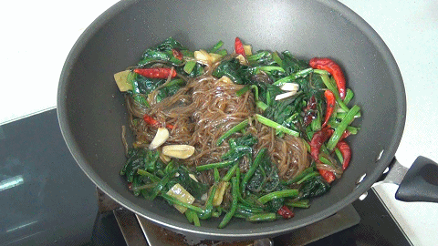 菠菜粉条的做法（教你做菠菜炒粉条地道家常做法）