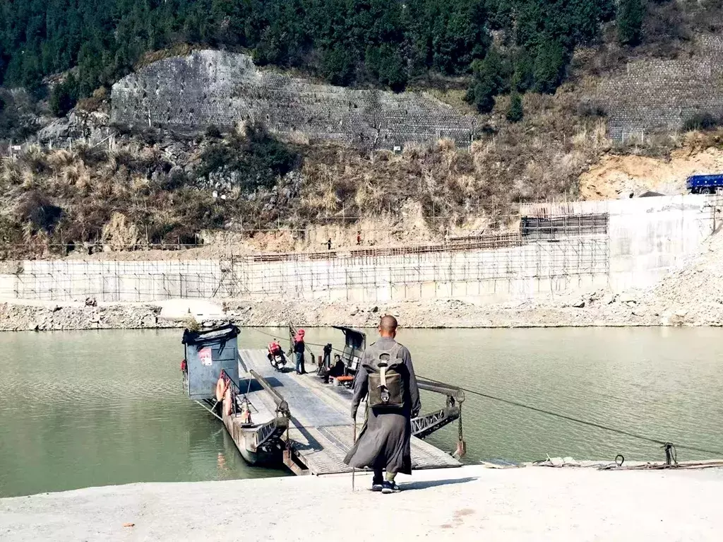行者鬼脚七：从“阿里九年陈”到“学佛的小说家”