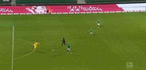 塞尔克面对来球凌空抽射得分（赤裸裸羞辱！德甲前锋空门不射 10秒后...把球踢进）