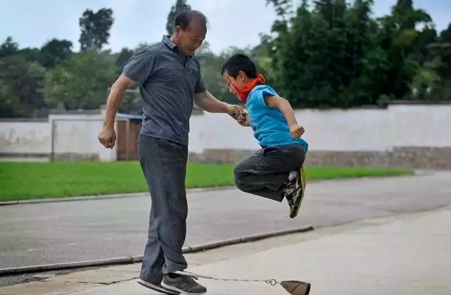 学校操场体育器材(乡村教师用废品为学生做上万件创意体育器材，不得不说他们太会玩)