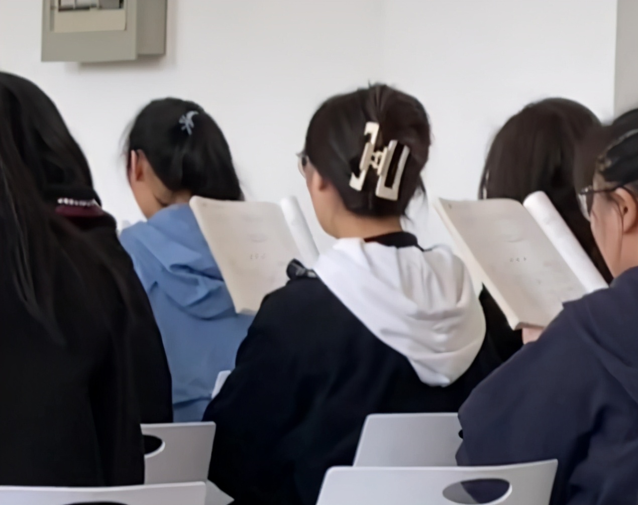 当代女大学生发型鉴赏，自以为引领潮流趋势，实则更像70后大姨