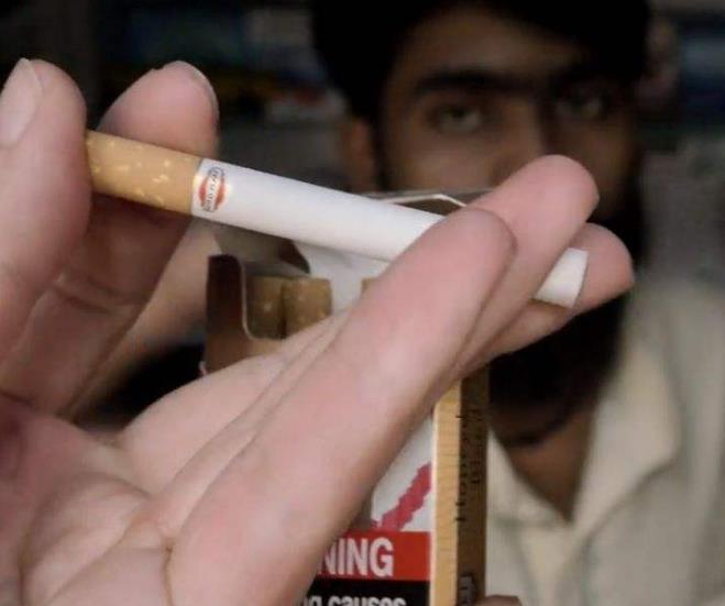 世界顶级烟盒(印度的烟价格很贵，需要一根一根买？游客：烟盒太吓人)