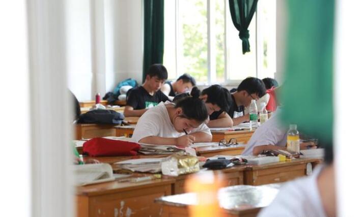 教育部最新回应：中小学“上课时间”已调整，学生轻松家长却难