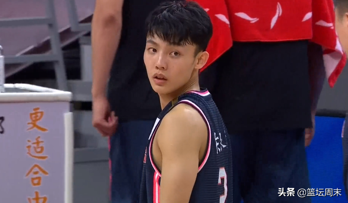 cba哪個球員有只假眼（一個眼神騙過3人，1打4戲耍福建整條防線，對不起，他只有20歲）